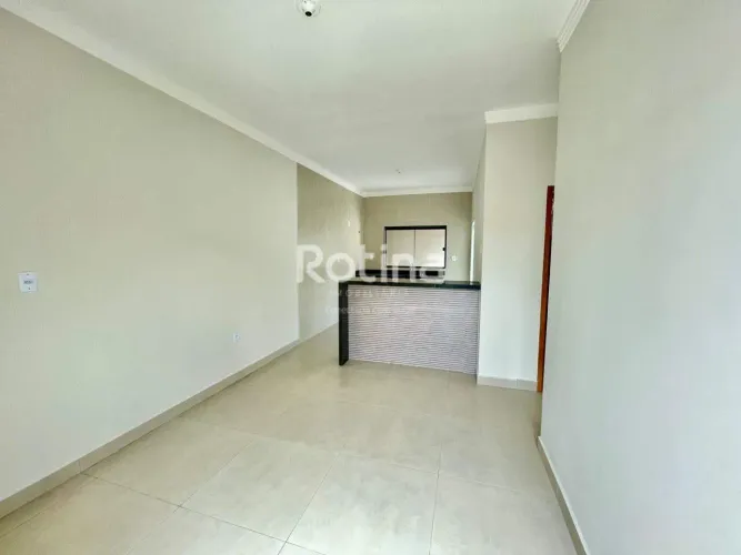 Casa à venda no Shopping Park, em Uberlândia, com 2 quartos e quintal