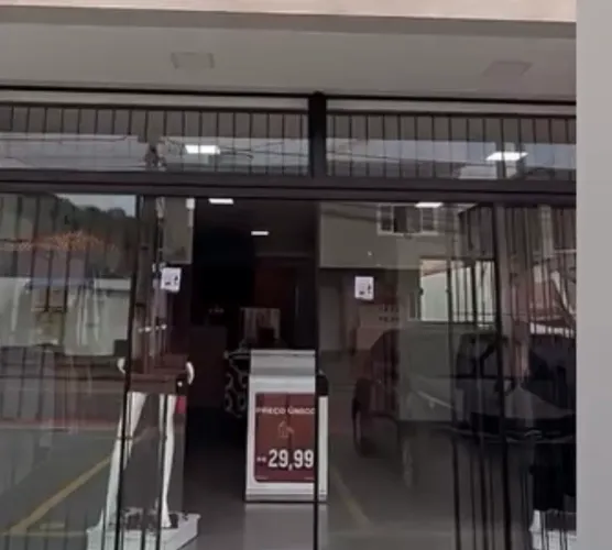 Passo loja de roupas feminina
