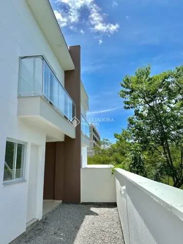 CASA DUPLEX EM CONDOMINIO FECHADO