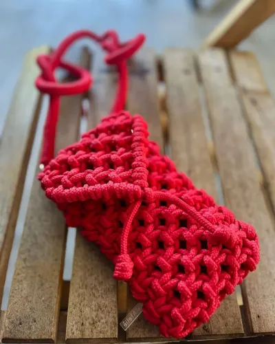 Bolsa artesanal em macramê 