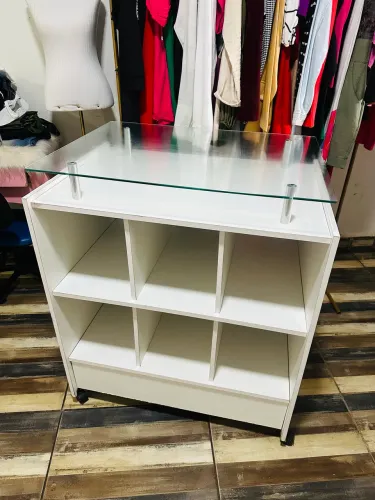 Balcão expositor vitrine branco MDF com vidro e rodinhas