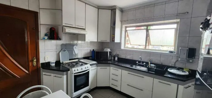Casa à venda em Vila Scarpelli, Santo André  2 quartos, 4 vagas, financiamento