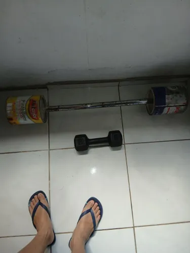 1 uns halter 8 kg e uma peso caseiro de 15 kg