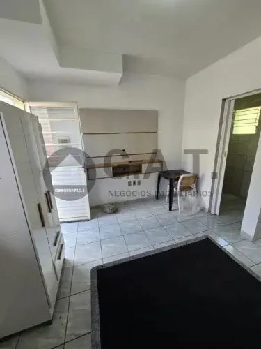 Kitnet no Jardim Saira, Sorocaba-SP: 1 quarto, sala, banheiro e vaga de garagem, com 30m²