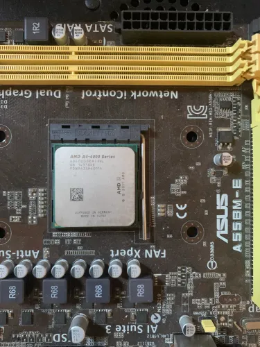 Placa-mãe Asus A55BM-E com processador AMD instalado