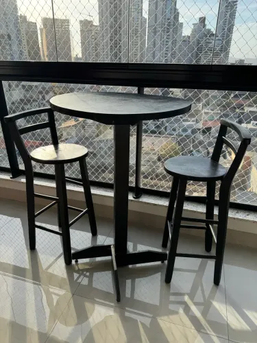 Mesa com banquetas de madeira