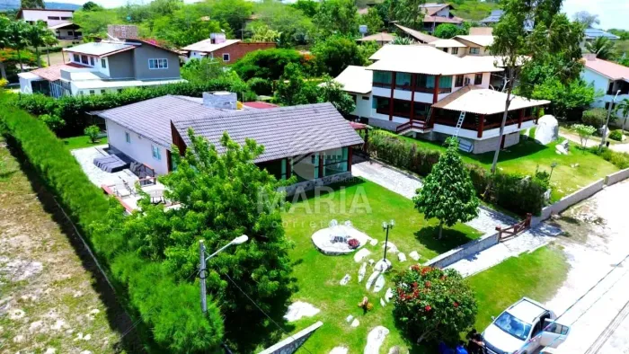 Casa em condomínio de alto padrão com 04 suítes à venda em Sairé/PE!