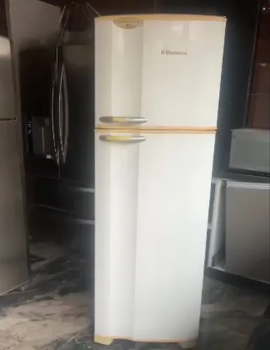Geladeira com garantia e frete grátis.