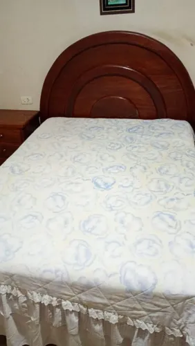 Cama de casal com colchão semi nova