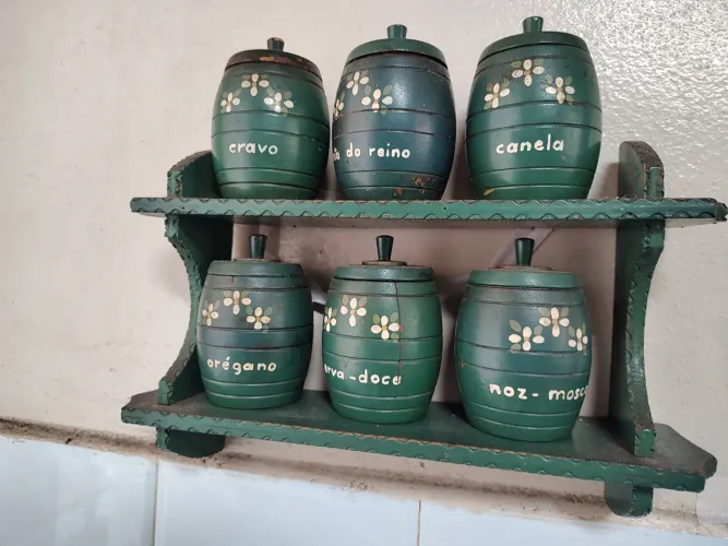 Potes para temperos em madeira antigo