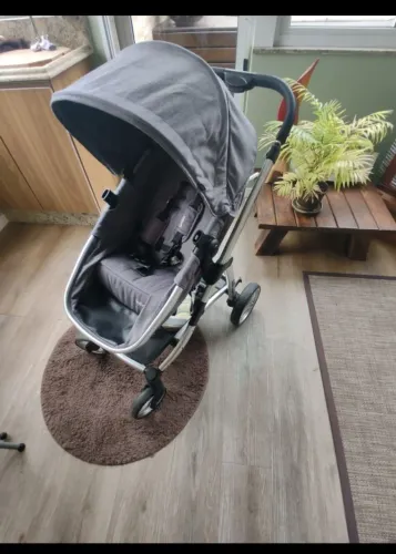 Carrinho de bebê e bebê conforto