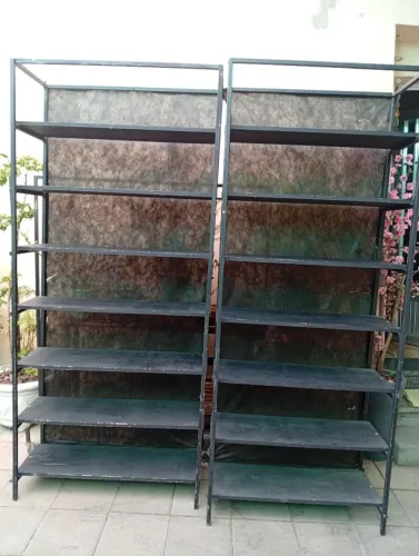 Prateleira com estrutura de ferro e 7 pratos de madeira