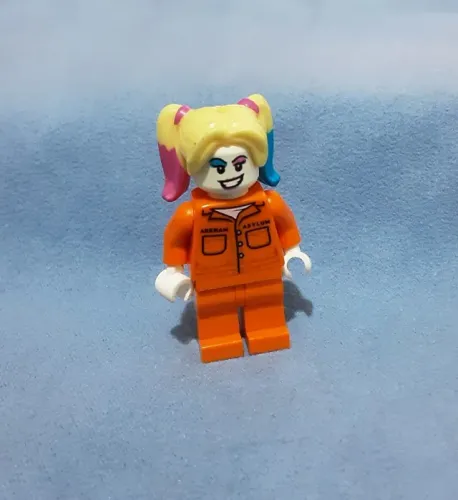 LEGO minifigura Harley Quinn, mínima marca em um braço (Set 76138) (EXTREMAMENTE RARO)