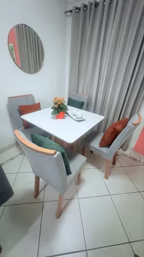 Jogo de mesa com 4 cadeiras