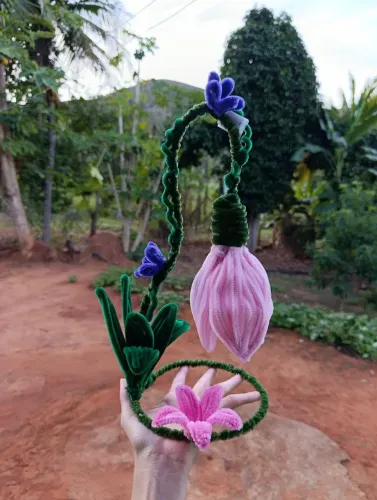 luminária floral artesanal em limpador de cachimbo com Led