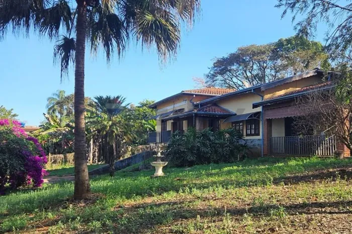 Aceita Permuta - Chácara com 3 Quartos , sendo 1 Suíte/ Cercado Grande
