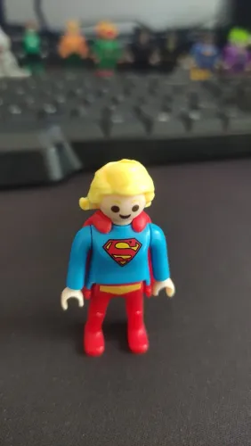 Supergirl - Colecionáveis Kinder Ovo DC Playmobil 2026
