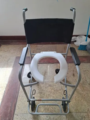 Vendo cadeira de rodas para banho nova