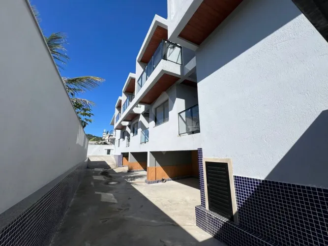 Apartamento localizado no centro de Garopaba com 3 dormitórios com sacada e terraço