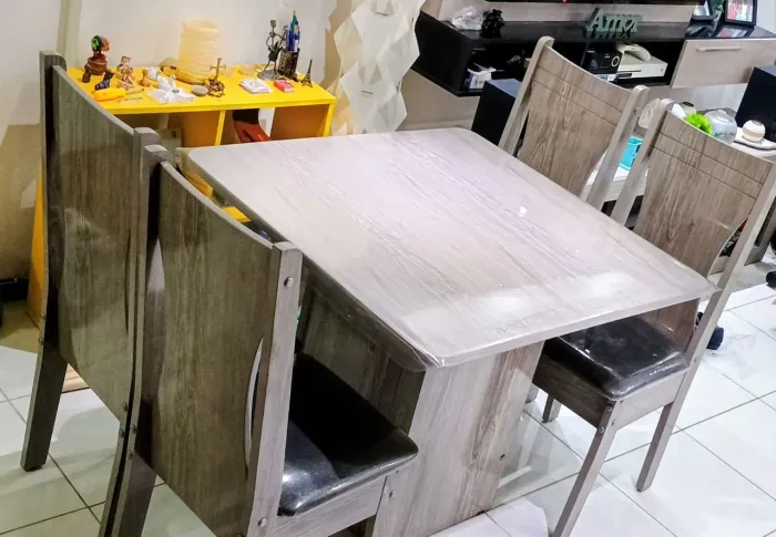 Conjunto mesa de jantar e cadeiras