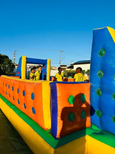 LOCAÇÃO DE BRINQUEDOS INFLÁVEIS , FUTEBOL DE SABÃO 