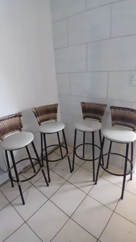 Vendo 4 banquetas semi novas !! 