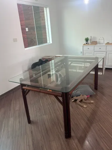 Mesa de jantar de madeira com tampo de vidro