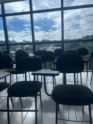 Vende 20 cadeiras Universitária seminova