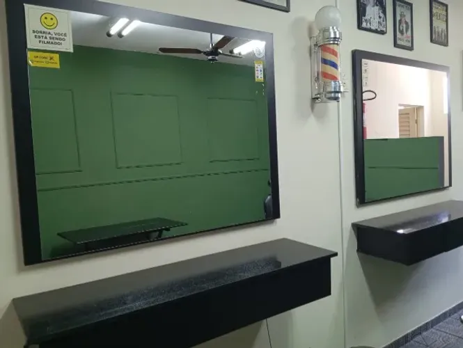 Duas Bancadas de Barbearia em MDF - 2 Painéis c/ Espelho Lapidado e 2 balcões c/ 3 gavet