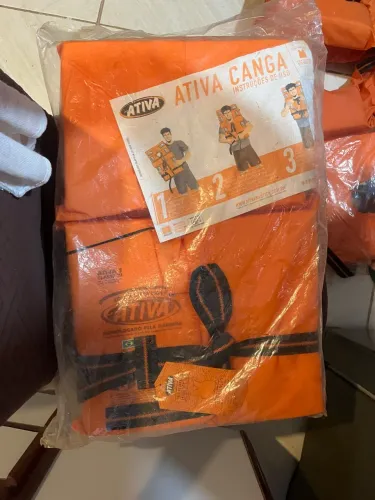 Vende-se coletes salva-vida.
