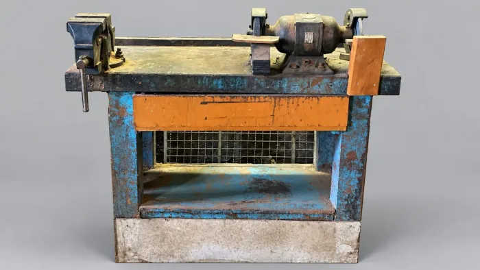 Bancada de madeira com Torno e esmeril