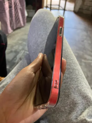 Vendo um iPhone 12 vermelho
