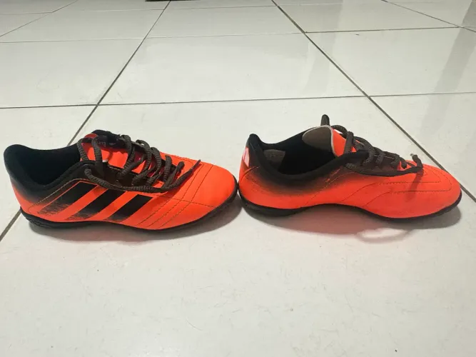 Vendo tênis de futsal infantil masculino número 29 Adidas muito conservado