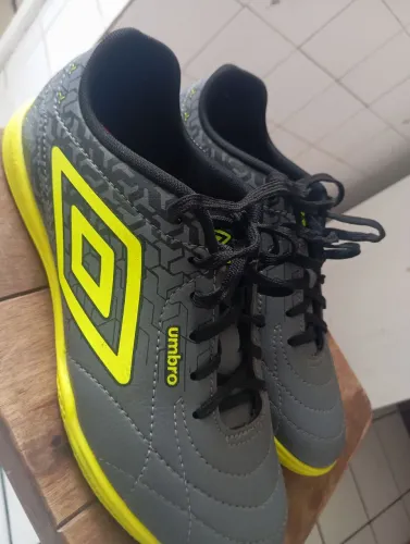 Chuteira Umbro Futsal Cinza e Amarelo Neon - Ótimo Estado 