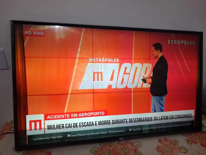 TV LG 49" (COM DEFEITO NA TELA)