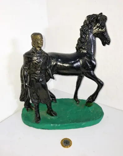 Estatueta representando o Gaúcho Laçador e seu Cavalo em Gesso.