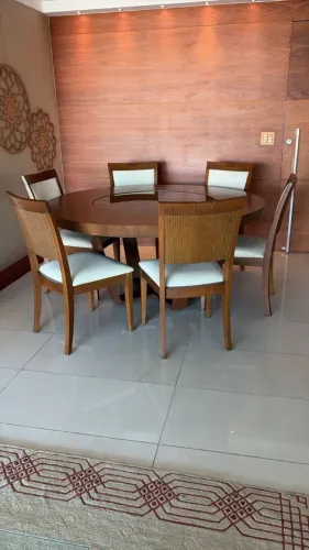 Mesa e cadeiras