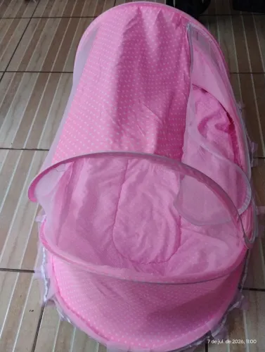 Berço portátil para bebê com mosqueteiro.