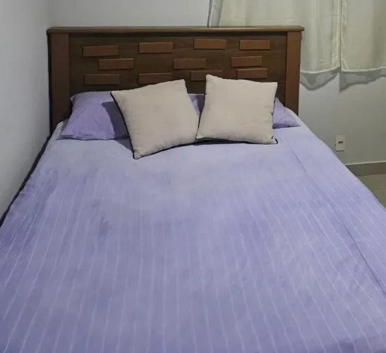 Vendo cama casal com colchão.