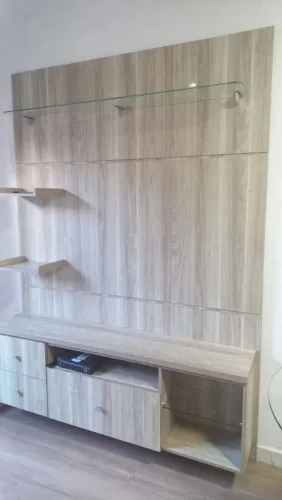 Lindo painel com rack para sala