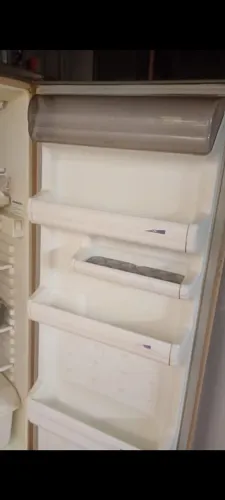 Geladeira bem conservada para quem queira por em sítio, racho etc...