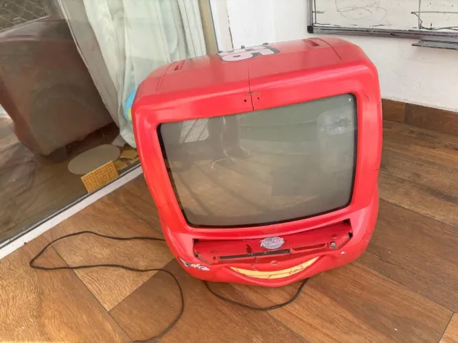 Tv mcqueen tela tubo 220v não funciona