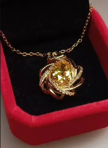 Colar feminino com pingente amarelo