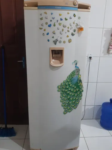 Geladeira em bom estado de conservação