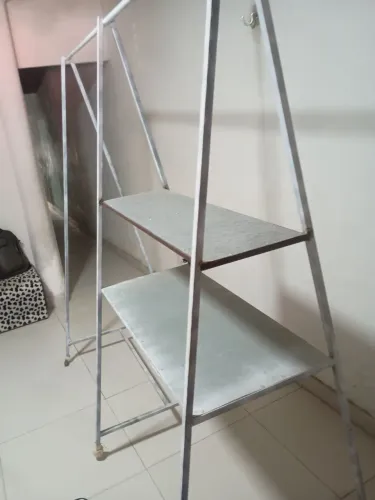 pratileira de ferro com rodas