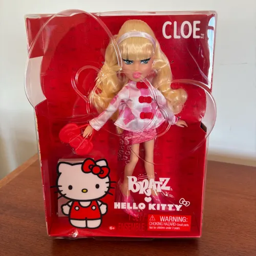 Cloe Bratz x Hello Kitty (Lacrada, avarias na caixa)