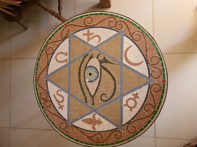 Mesinha com mosaico