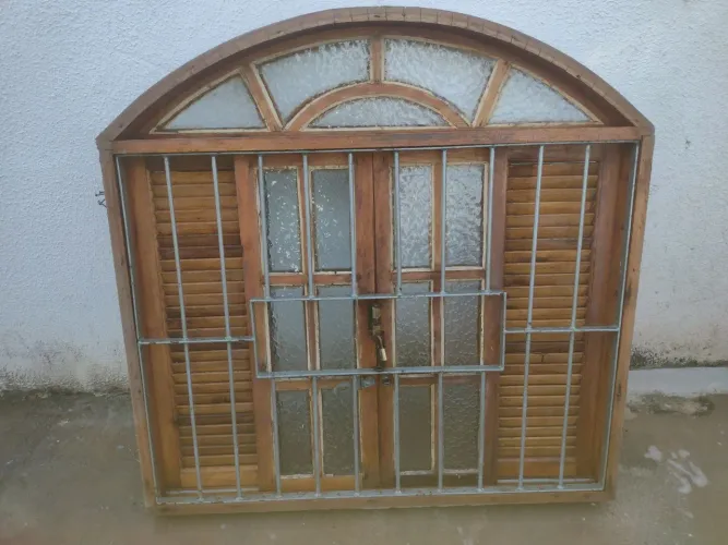 Vendo janela de madeira usada com vidro e grade de proteção 1.20 x 1.20