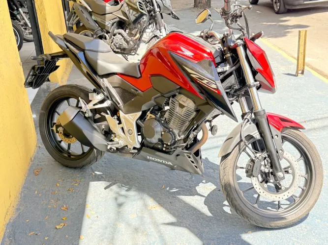 ? Honda CB 300F 2025 - Impecável / Baixíssima KM!