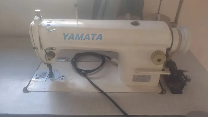 Máquina de costura Reta yamata 